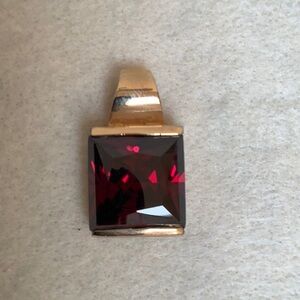 VINTAGE Goldtone & Ruby Colored Glass/Stone Necklace Pendant